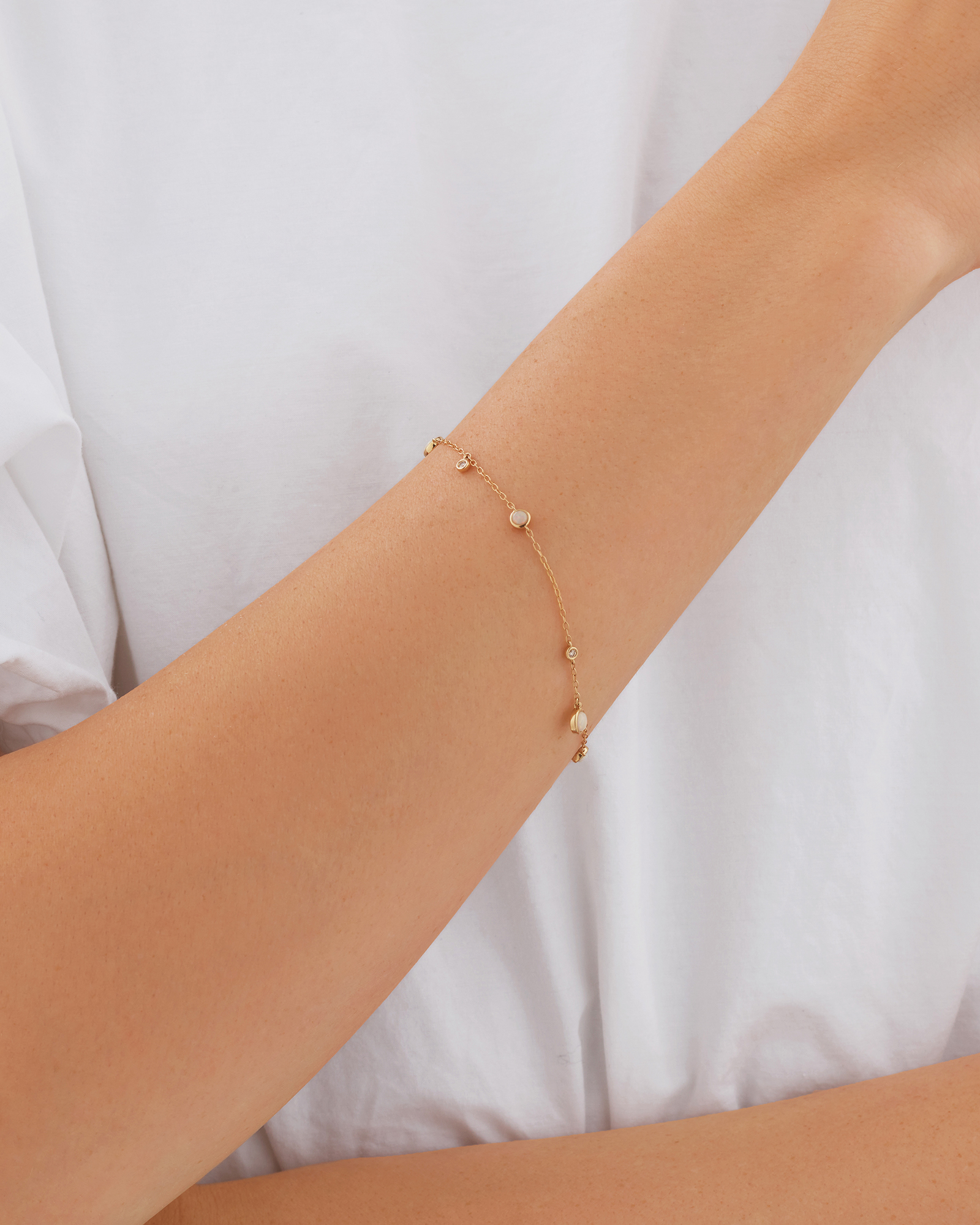 Bracelet en or jaune 10 K à opales et diamants isolés