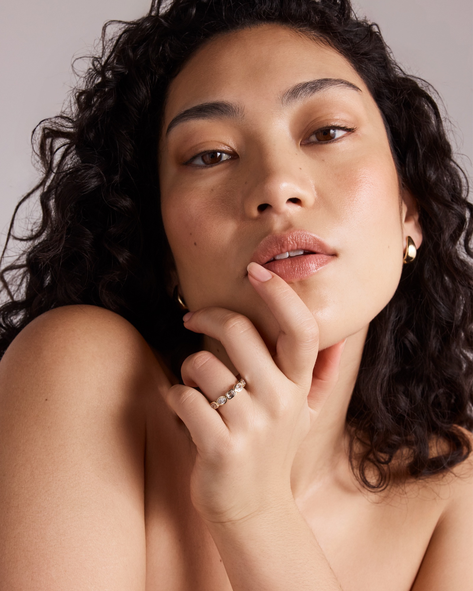 Alliance en or jaune 14 carats, sertie d'une émeraude taille ovale et d'un diamant synthétique de 1,50 carat, poids total total