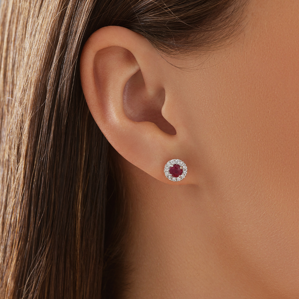 Boutons d'oreilles à halo en or jaune 10 K avec rubis naturel et diamants totalisant 0,28 ct