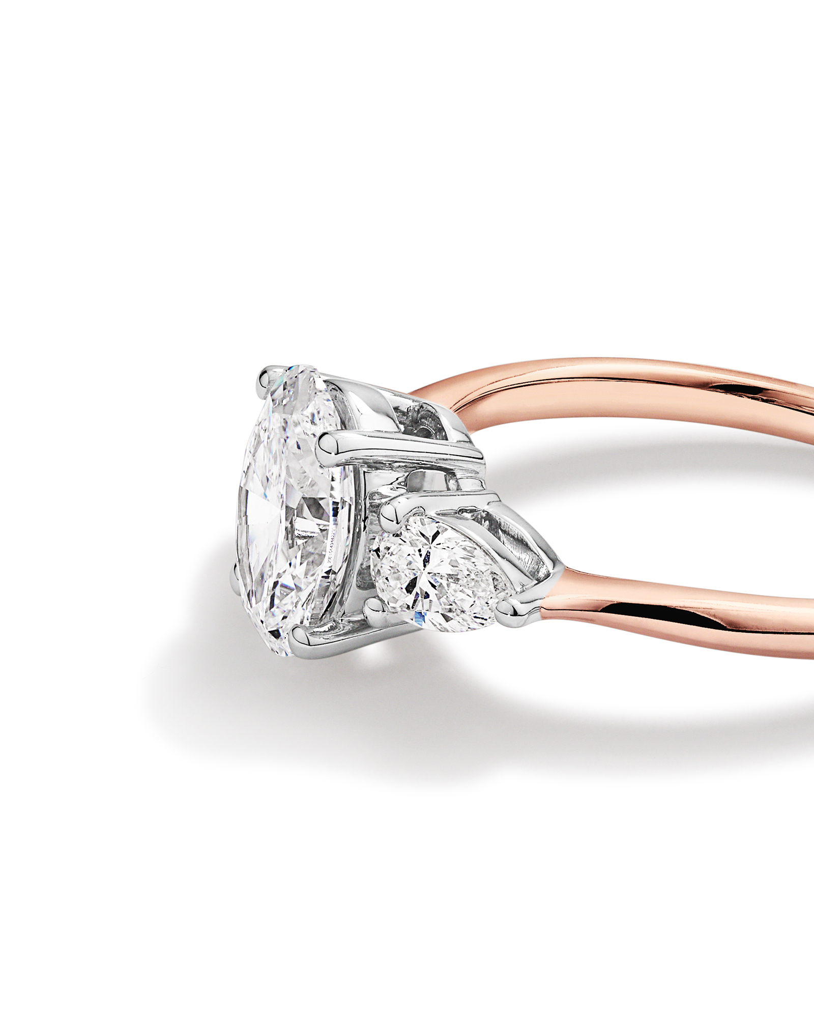 Bague de fiançailles en diamant de laboratoire TW de 1,65 carat en forme de trois pierres ovale et en forme de poire en or rose et blanc 14 carats