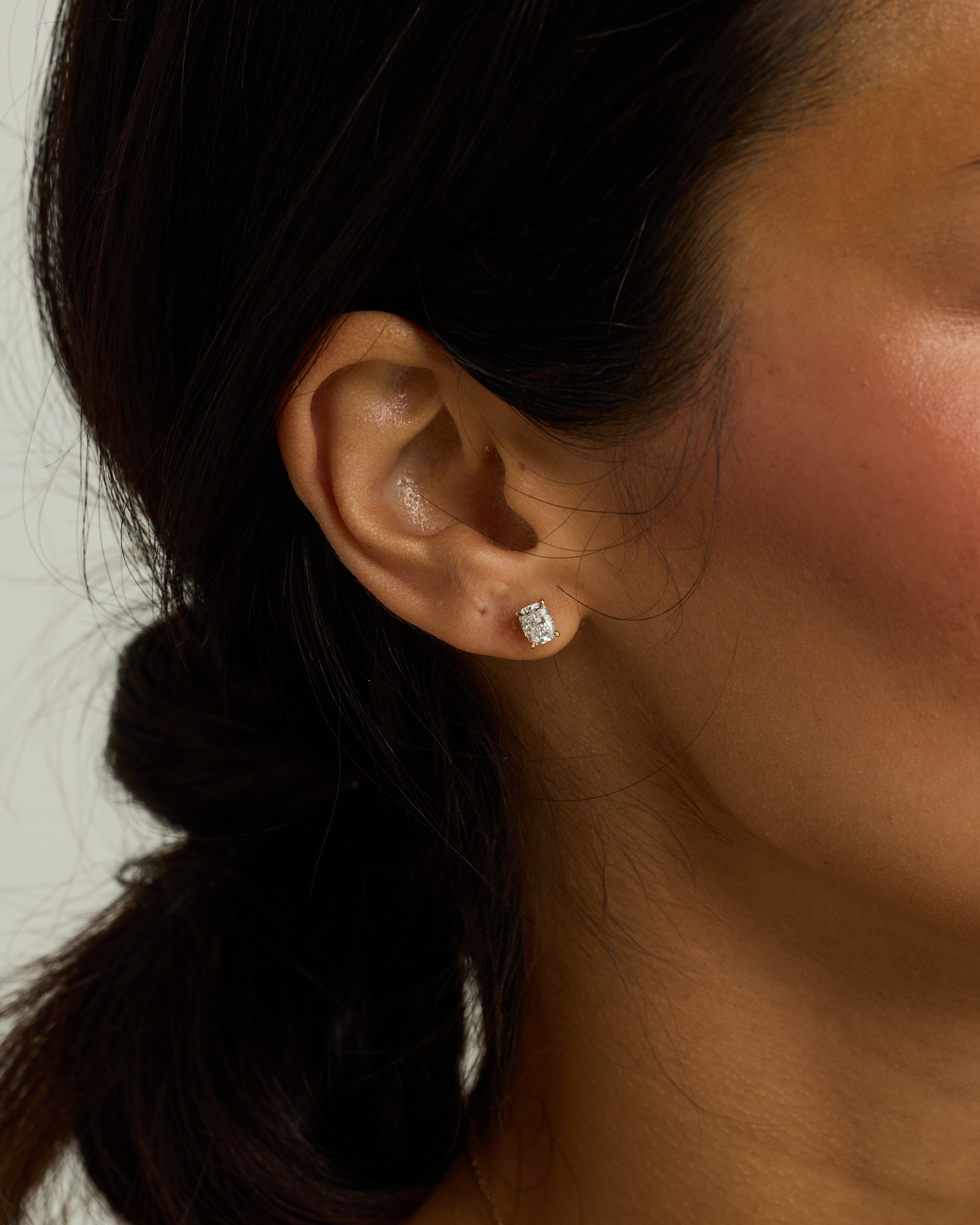 Boucles d’oreilles en diamant coussins de 1.00TW Lab en or 10kt