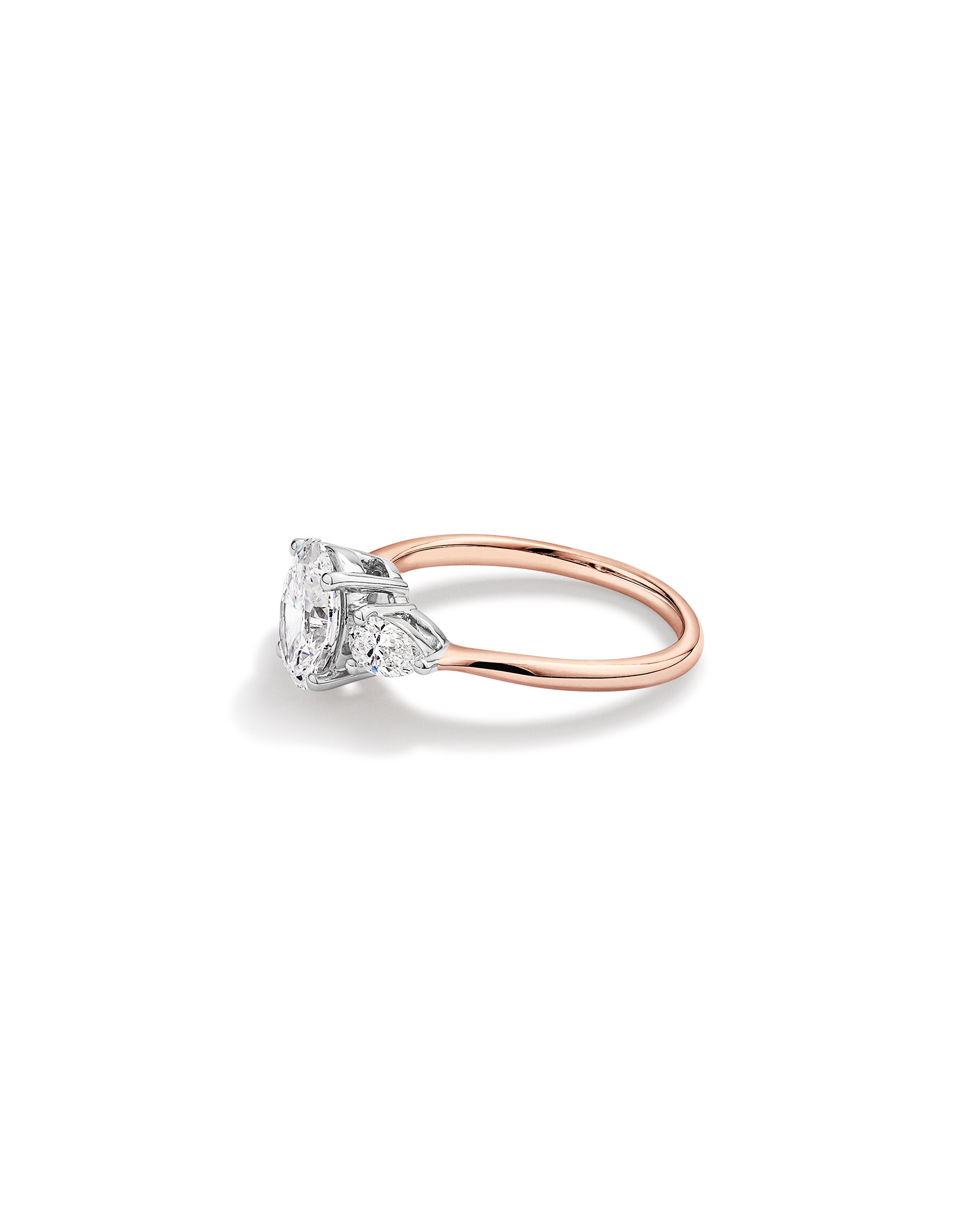 Bague de fiançailles en diamant de laboratoire TW de 1,65 carat en forme de trois pierres ovale et en forme de poire en or rose et blanc 14 carats