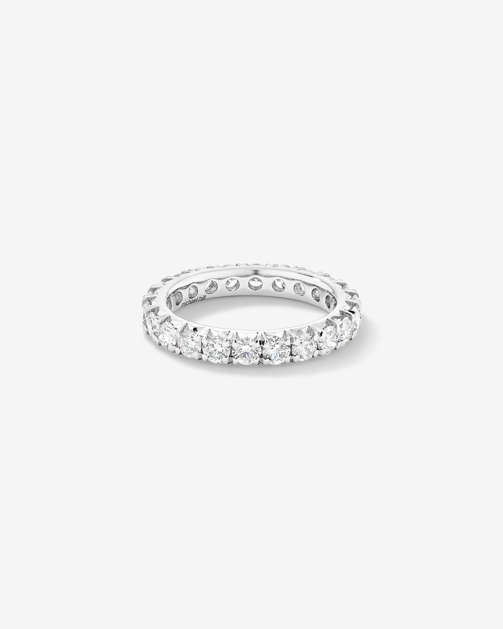 Alliance éternité en platine avec diamants totalisant 1,85 ct