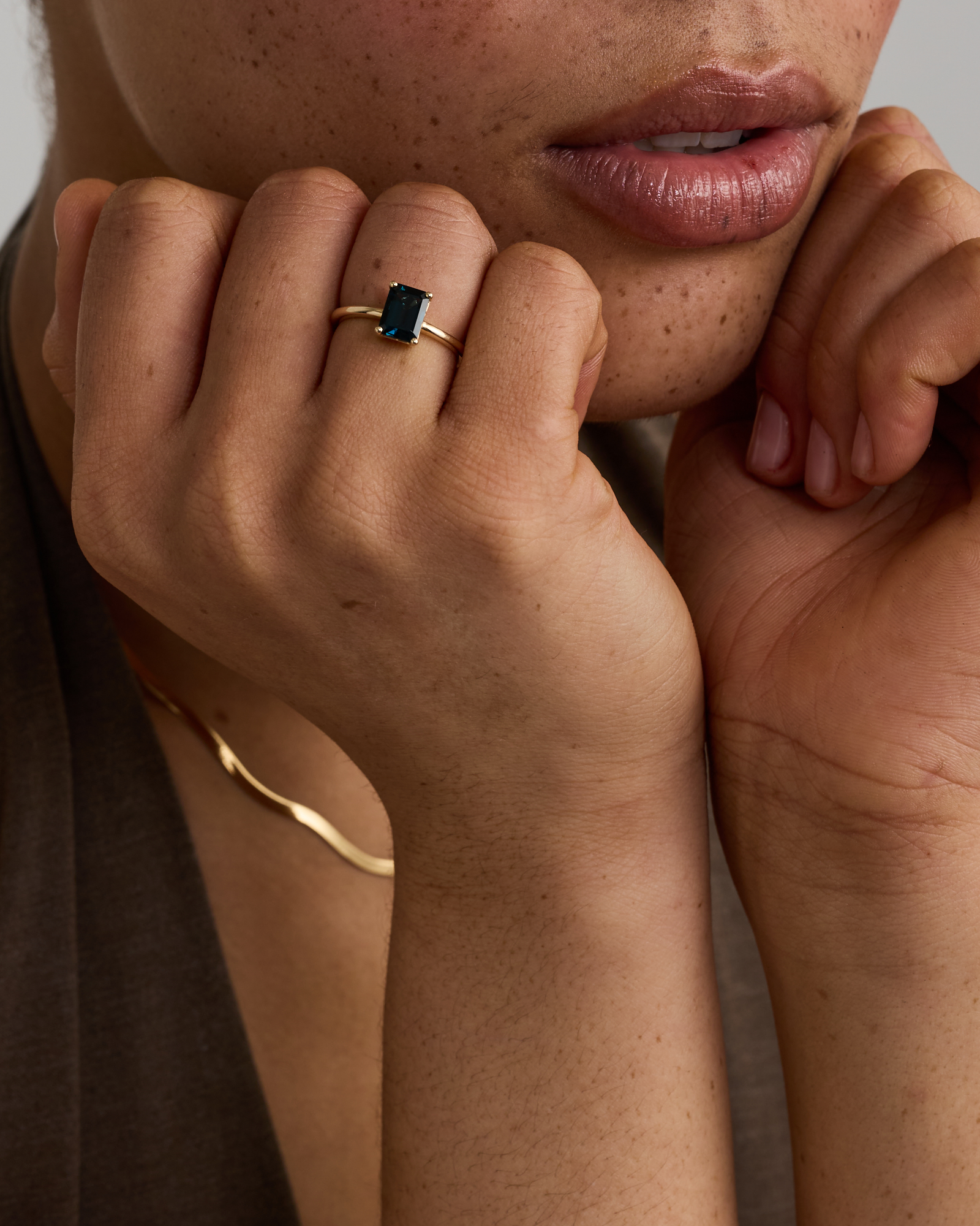 Bague Solitaire Avec Topaze Bleue De Londres Taille Émeraude En Or Jaune 10 Ct