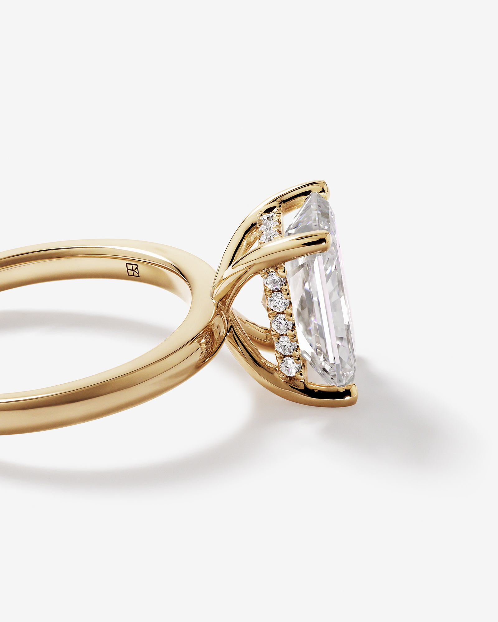 Bague solitaire en or jaune 18 carats avec diamant taille radiant de 3,10 carats (poids total)