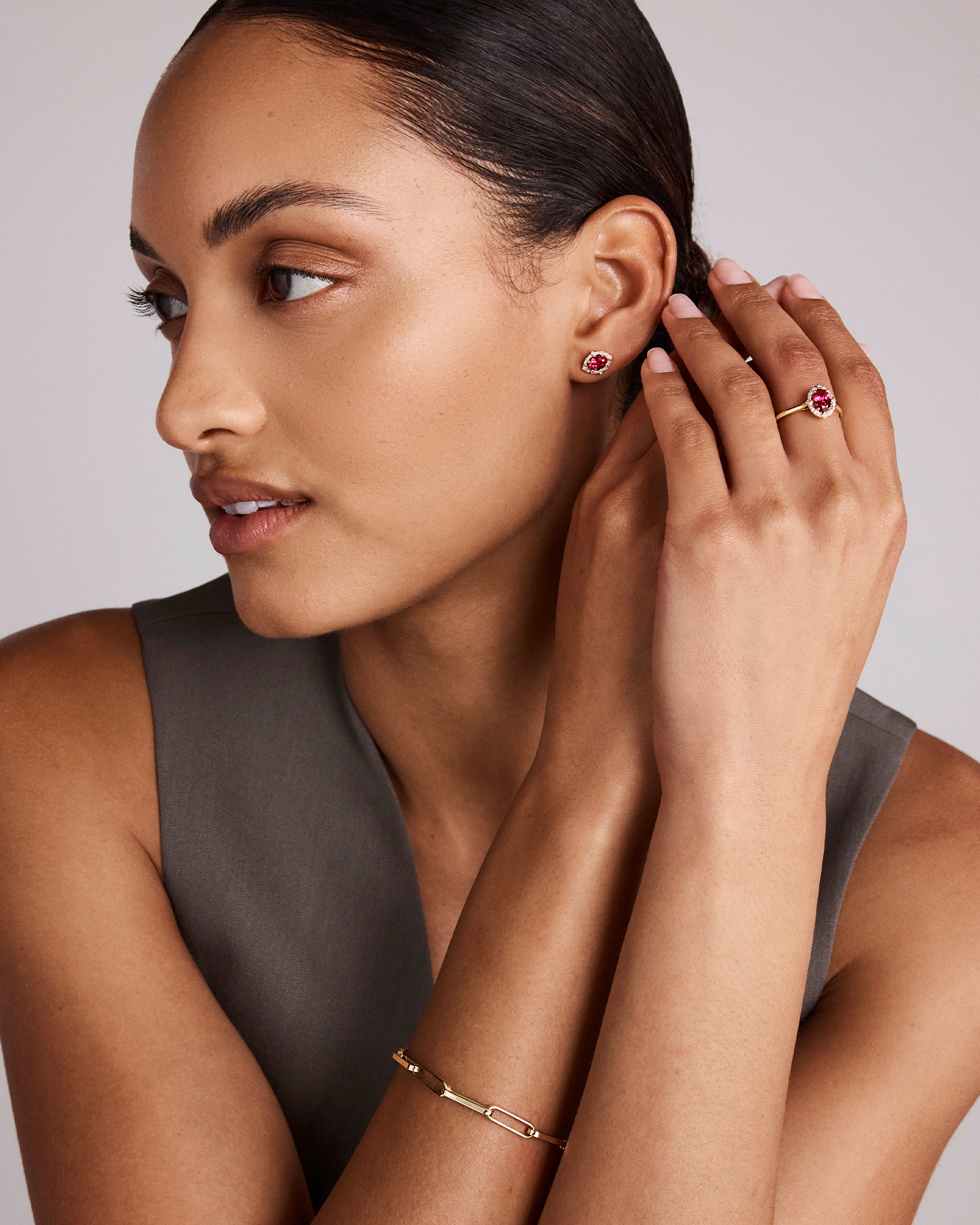 Bague halo en or jaune 10 kt avec rubis créé taille ovale et diamants