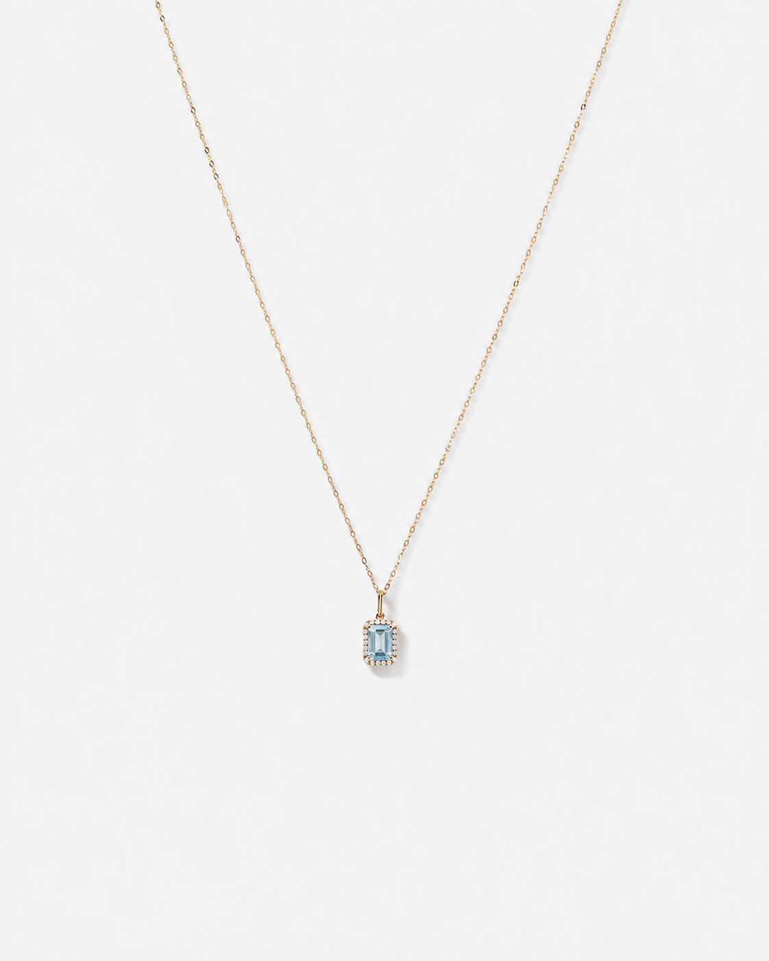Pendentif halo Topaze bleue taille émeraude avec diamants et chaîne en or jaune 10 ct