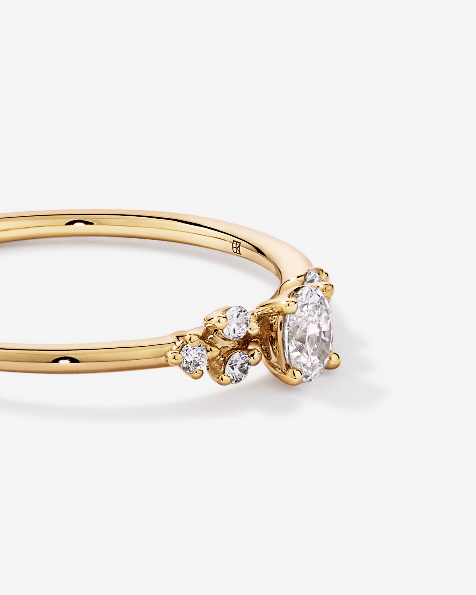 Bague de promesse en or jaune 10 carats avec diamants laboratoire taille ovale et brillant rond (poids total 0,20 carat)