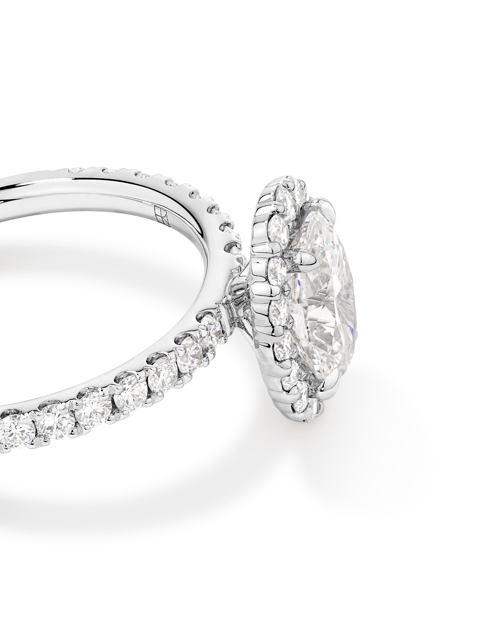 Bague de fiançailles en diamant Halo ovale cultivée laboratoire 1,78 carat or blanc 14 carats