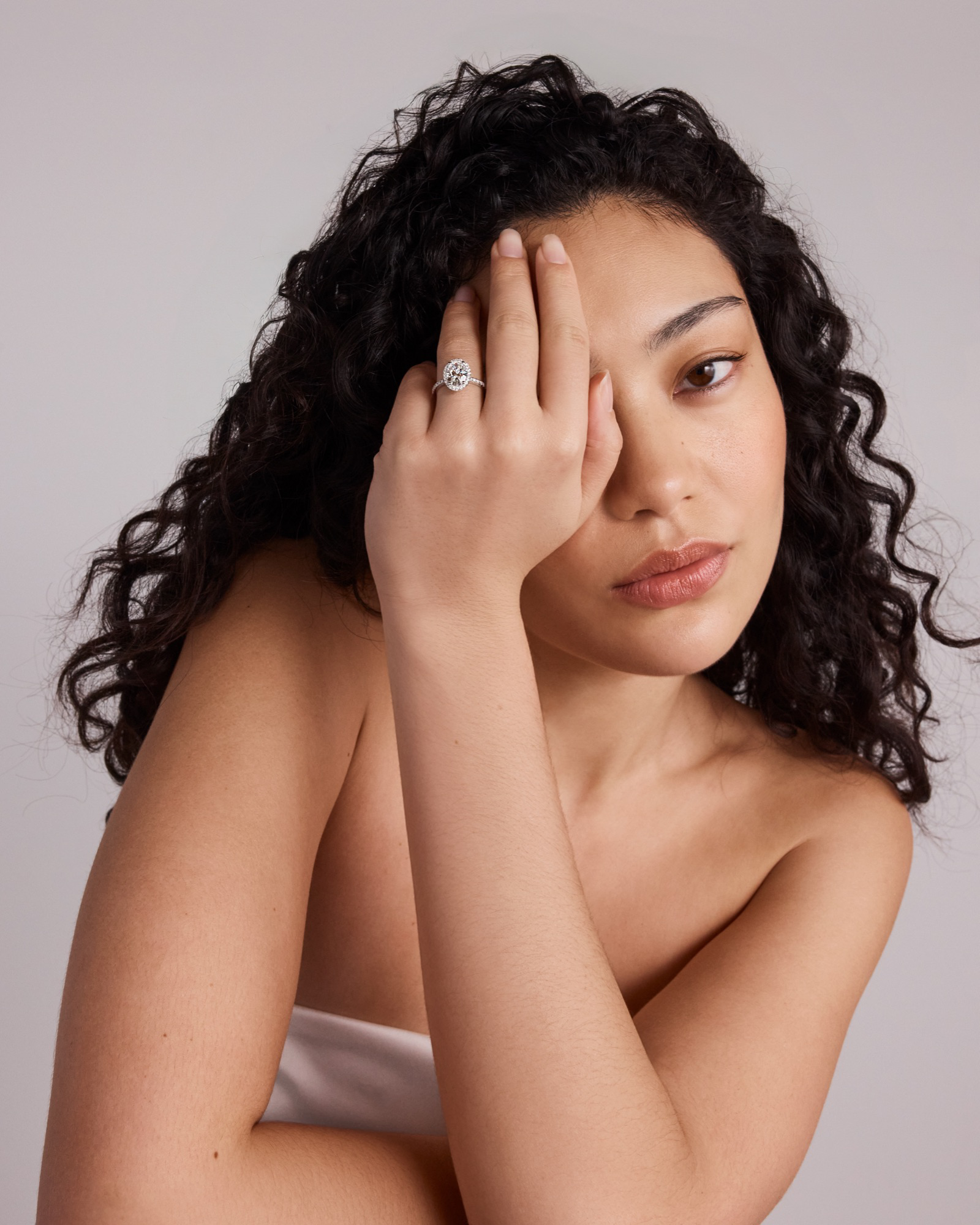 Bague de fiançailles en or blanc 14 carats avec halo de diamants taille ovale de 2,92 carats