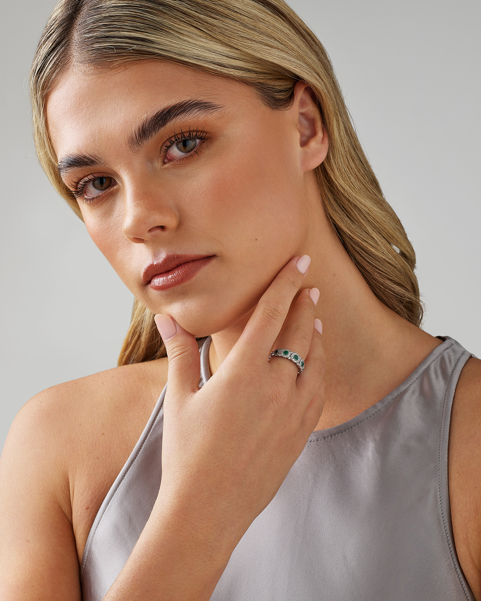 Bague à bulles en or blanc 14 K avec diamants totalisant 0,50 ct et émeraude