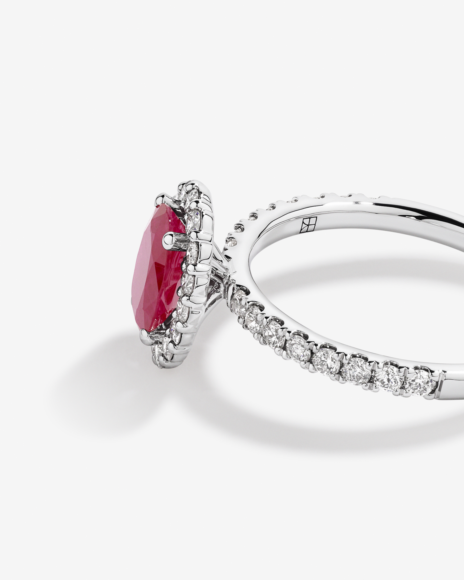 Bague Halo en Pierre Précieuse Rubis Rouge Taille Ovale et 0,60 Carat TW Diamant en Or Blanc 14 kt
