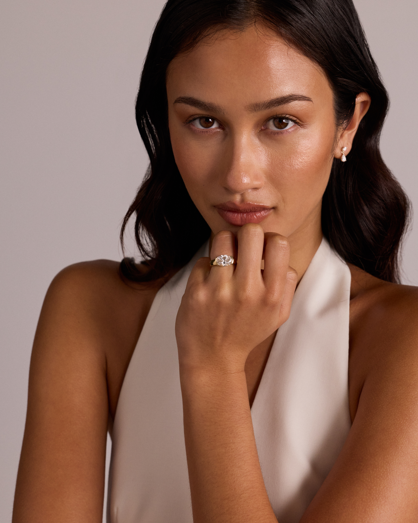 Bague solitaire en or jaune 18 carats avec diamant de laboratoire taille ovale East-West 4,06