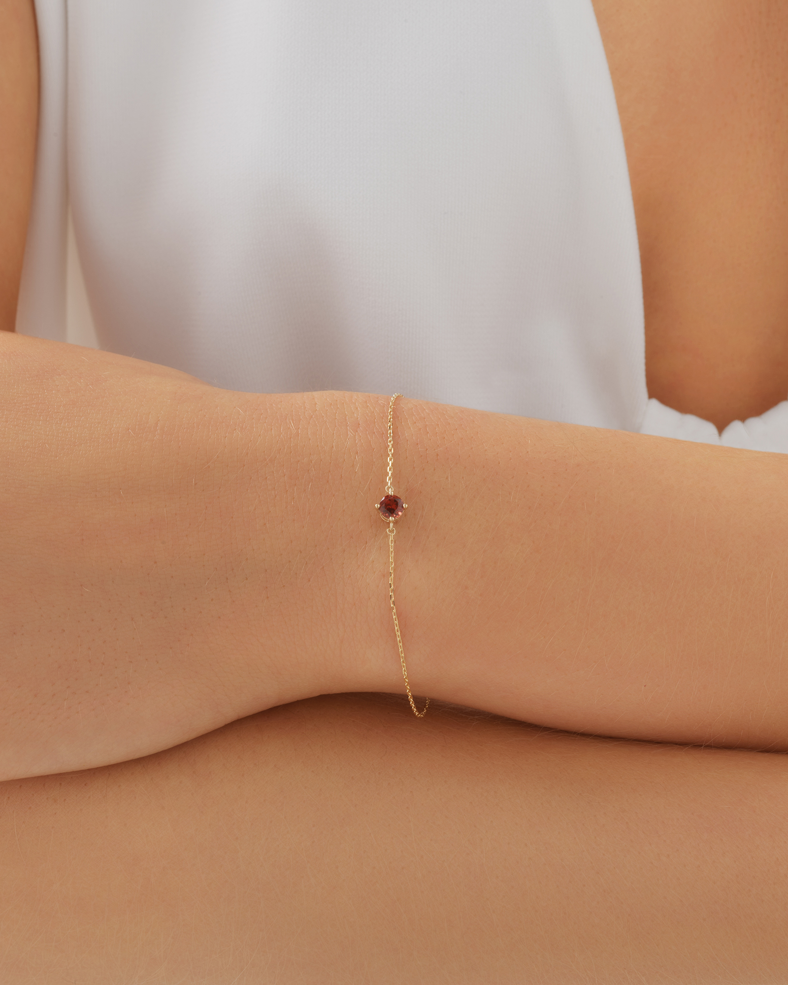 Bracelet with Garnet in 10kt Yellow Gold