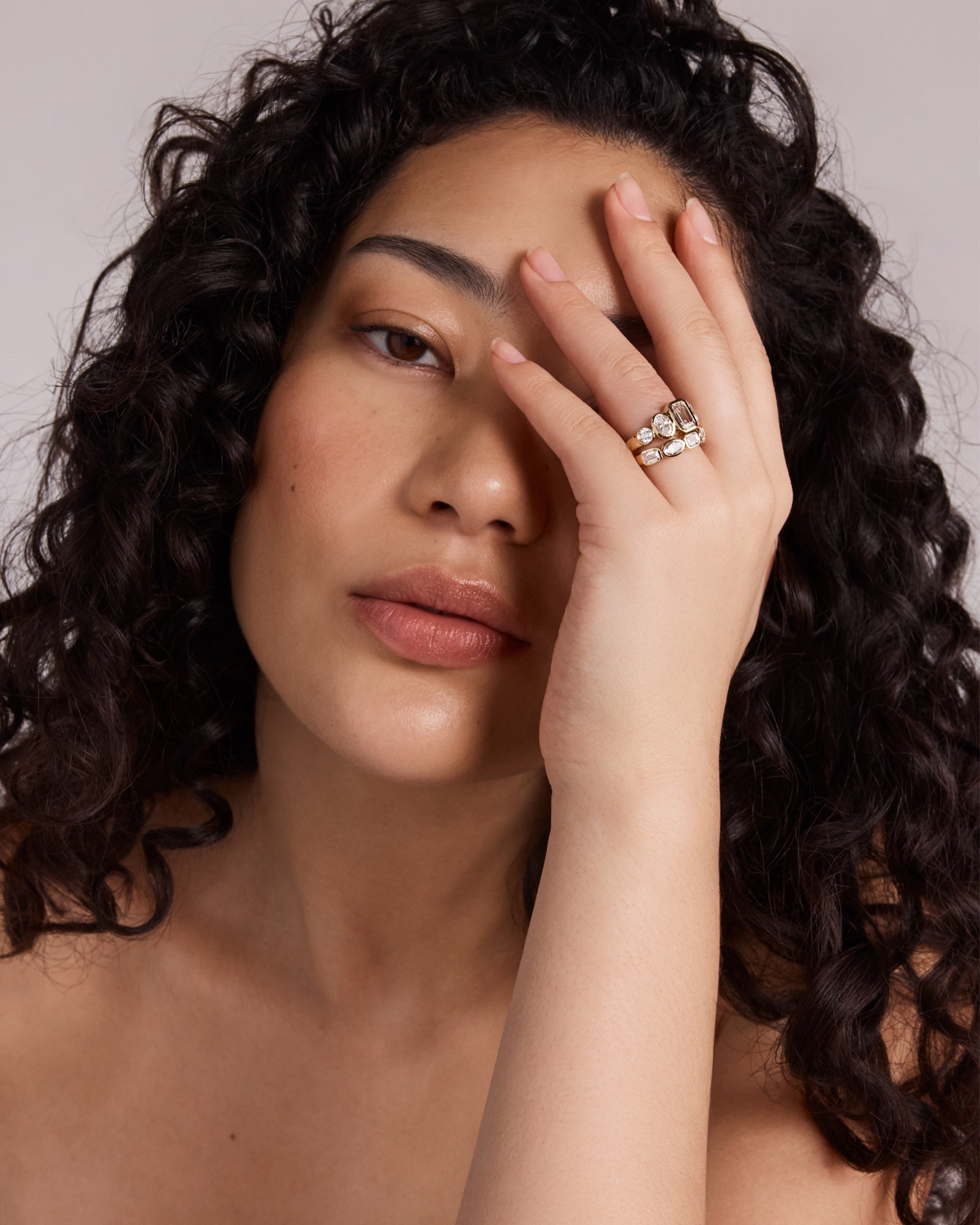 Alliance en or jaune 14 carats, sertie d'une émeraude taille ovale et d'un diamant synthétique de 1,50 carat, poids total total