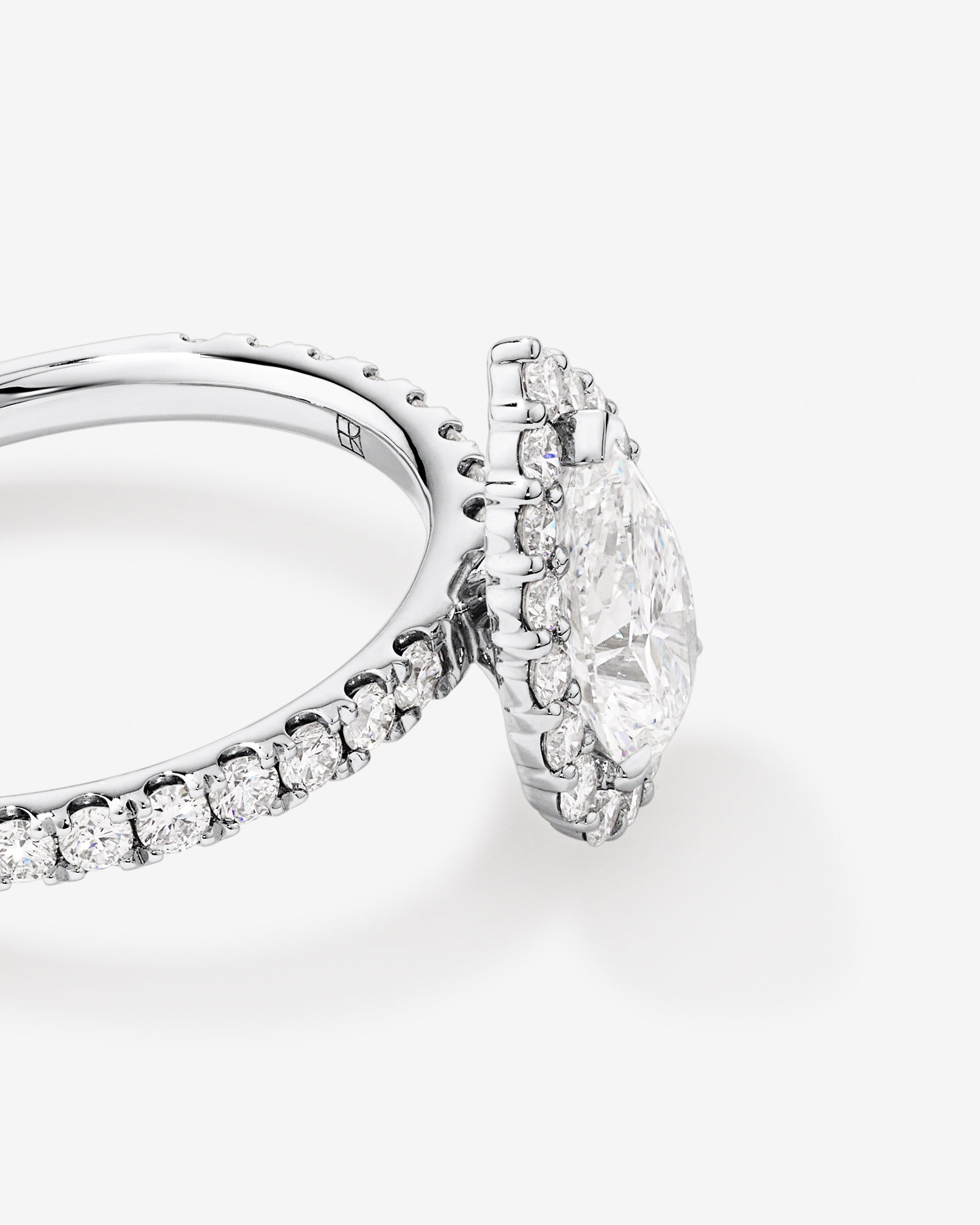 Bague De Fiançailles Halo En Diamant De Laboratoire Taille Poire De 1,82 Carat Poids Total En Or Blanc 14 Carats