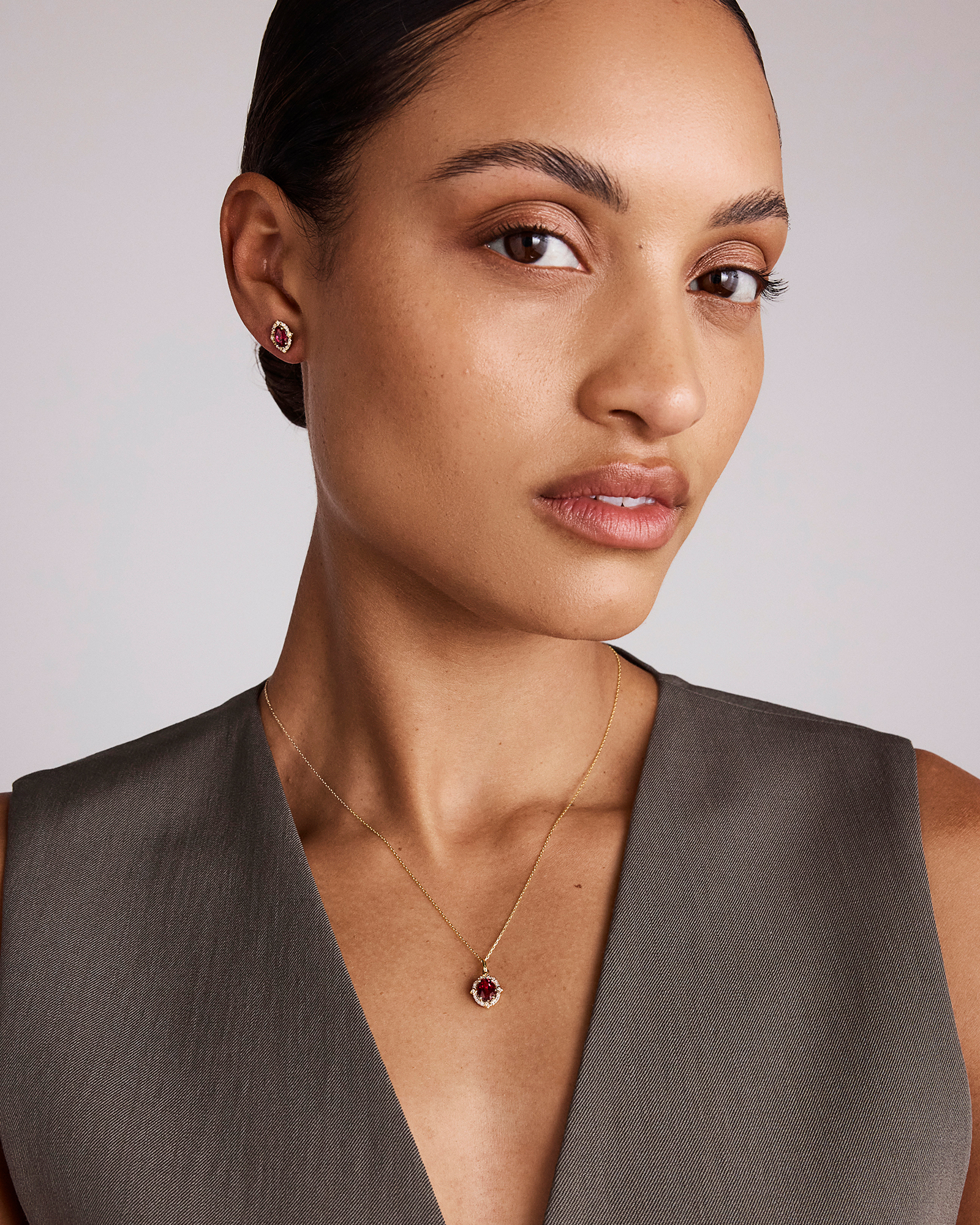 Boucles d'oreilles clous halo en or jaune 10 kt avec rubis créé taille ovale et diamants