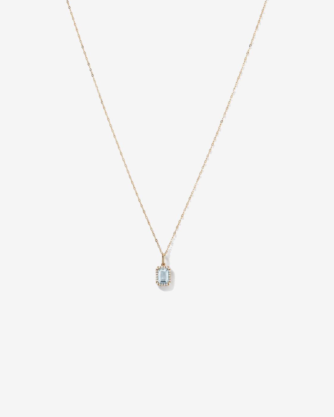Pendentif halo Aigue-marine taille émeraude avec diamants et chaîne en or jaune 10 ct