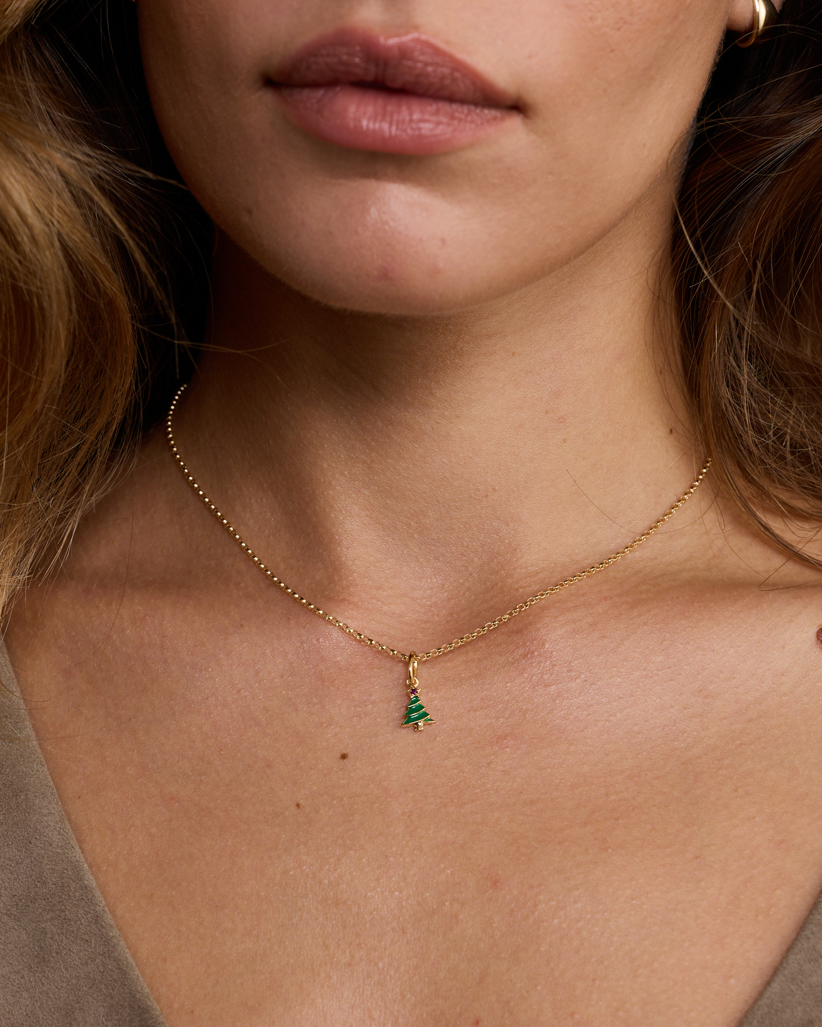 Pendentif sapin de Noël avec rubis et émail créés en Vermeil en or jaune 18 carats