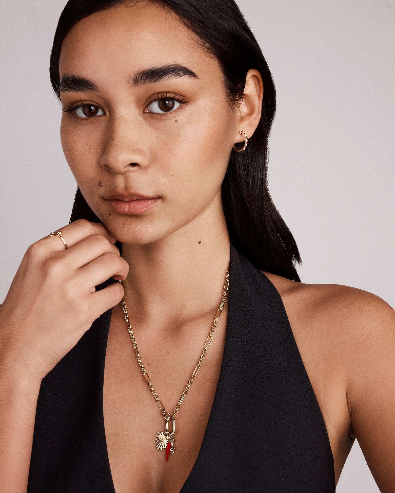 Boucles d'oreilles créoles 0,22 carat TW en diamants et rubis créés en or jaune 10 kt