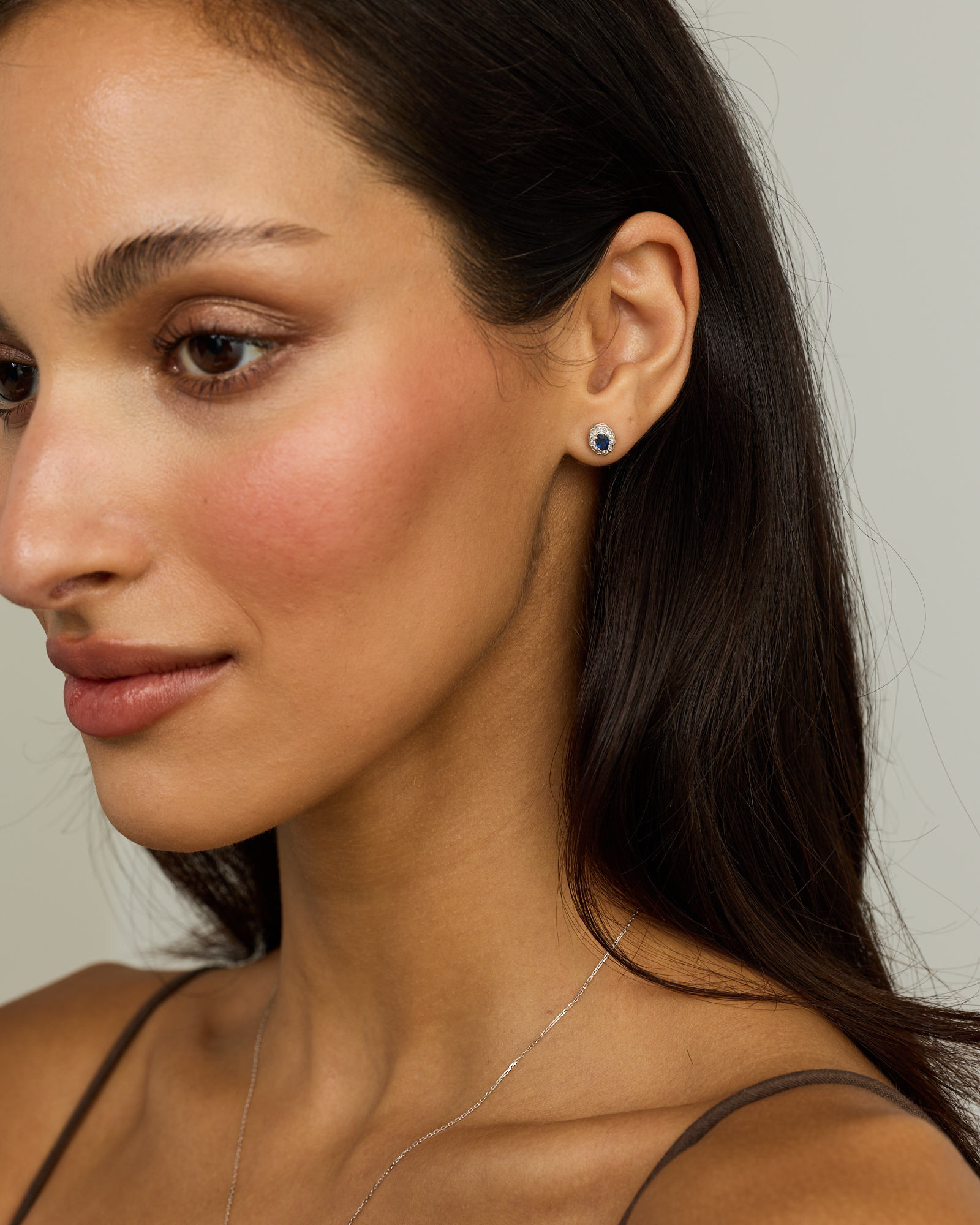 Boucles d’oreilles halo en diamant TW en saphir australien et 0,12 carat en or blanc 10 carats