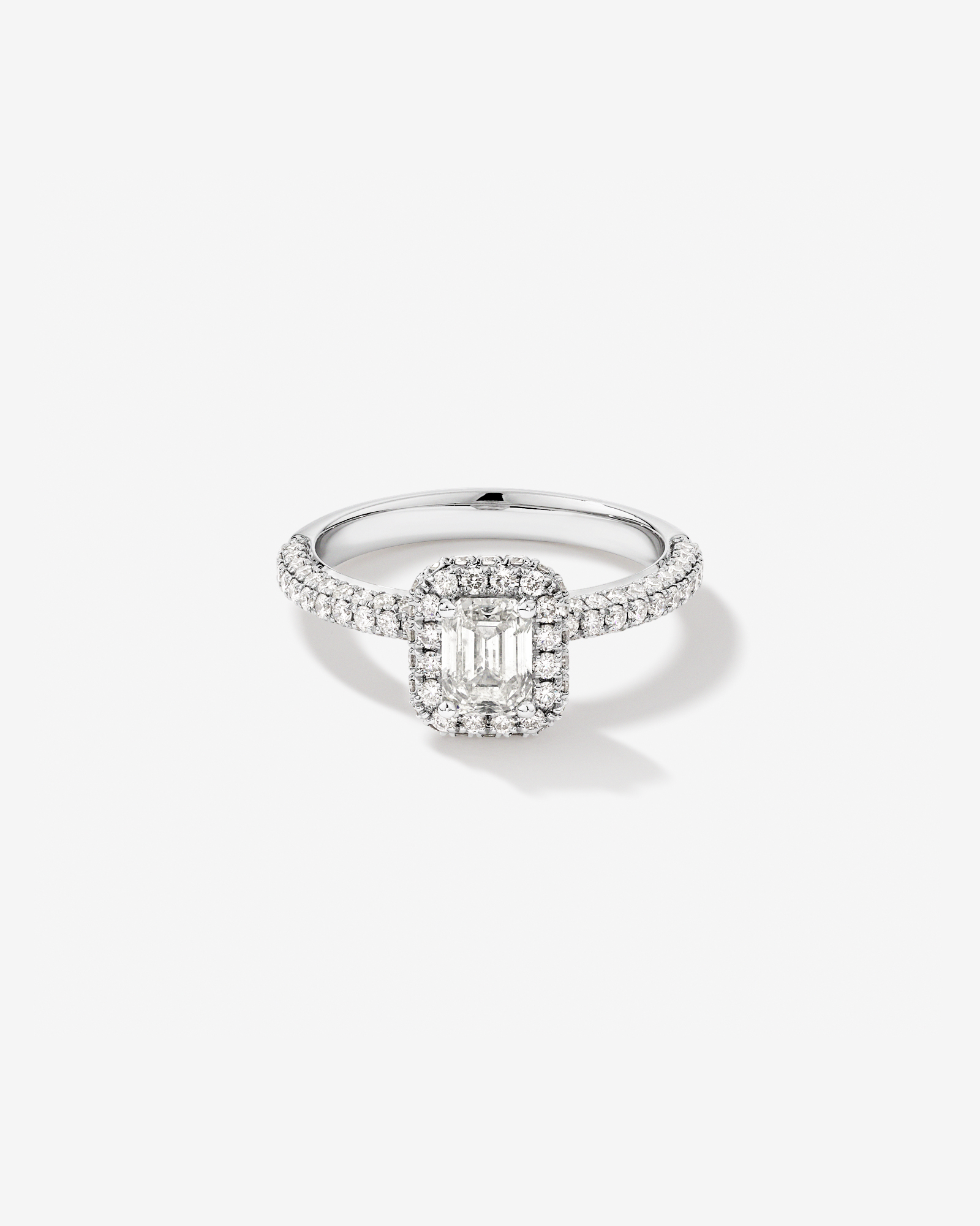 1,30 Carat Poids Total Bague De Fiançailles En Diamant Coupe Émeraude Avec Pavé Et Halo, En Platine