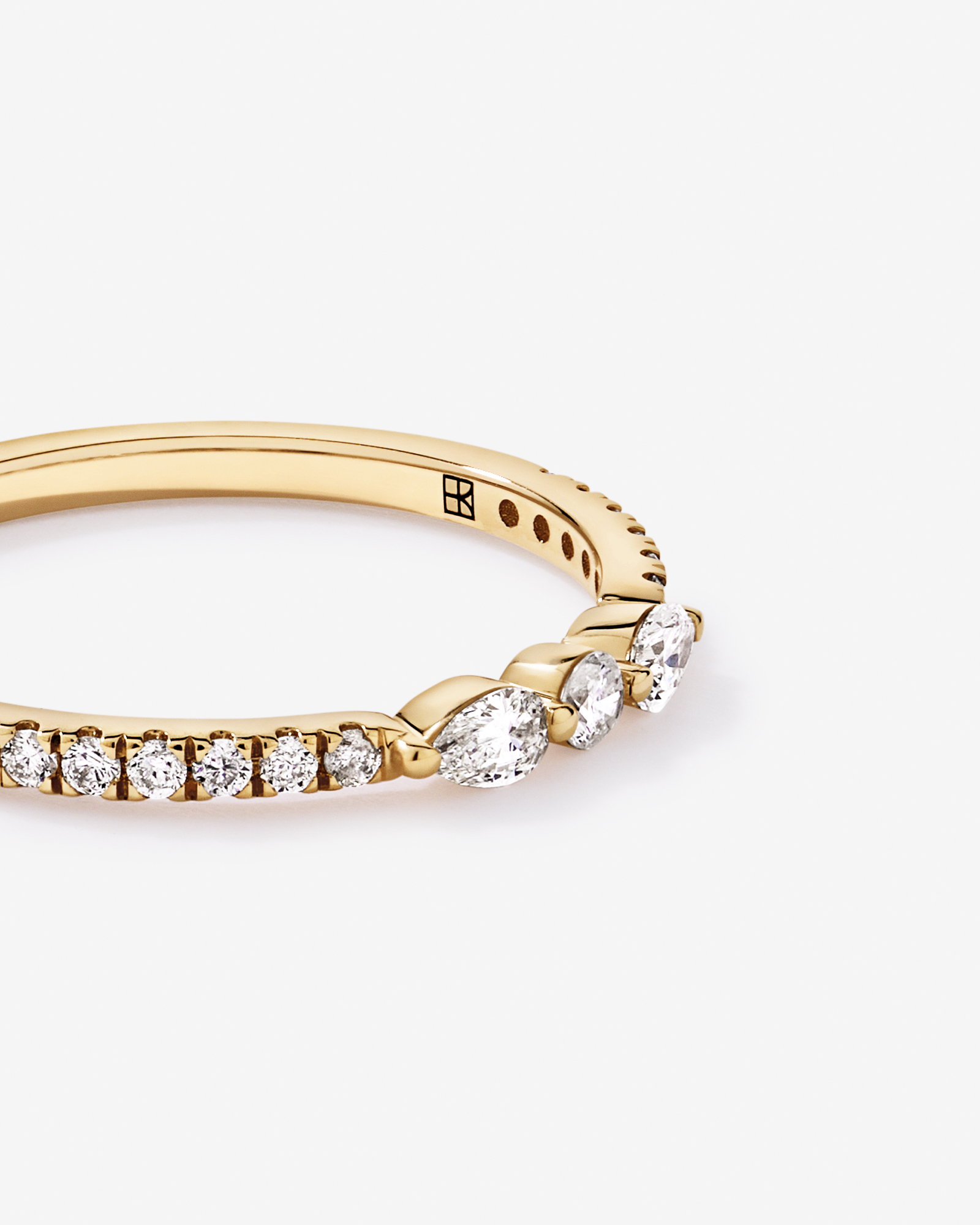 Alliance en or jaune 14 carats avec diamants taille poire et brillant ronde (poids total de 0,23 carat)