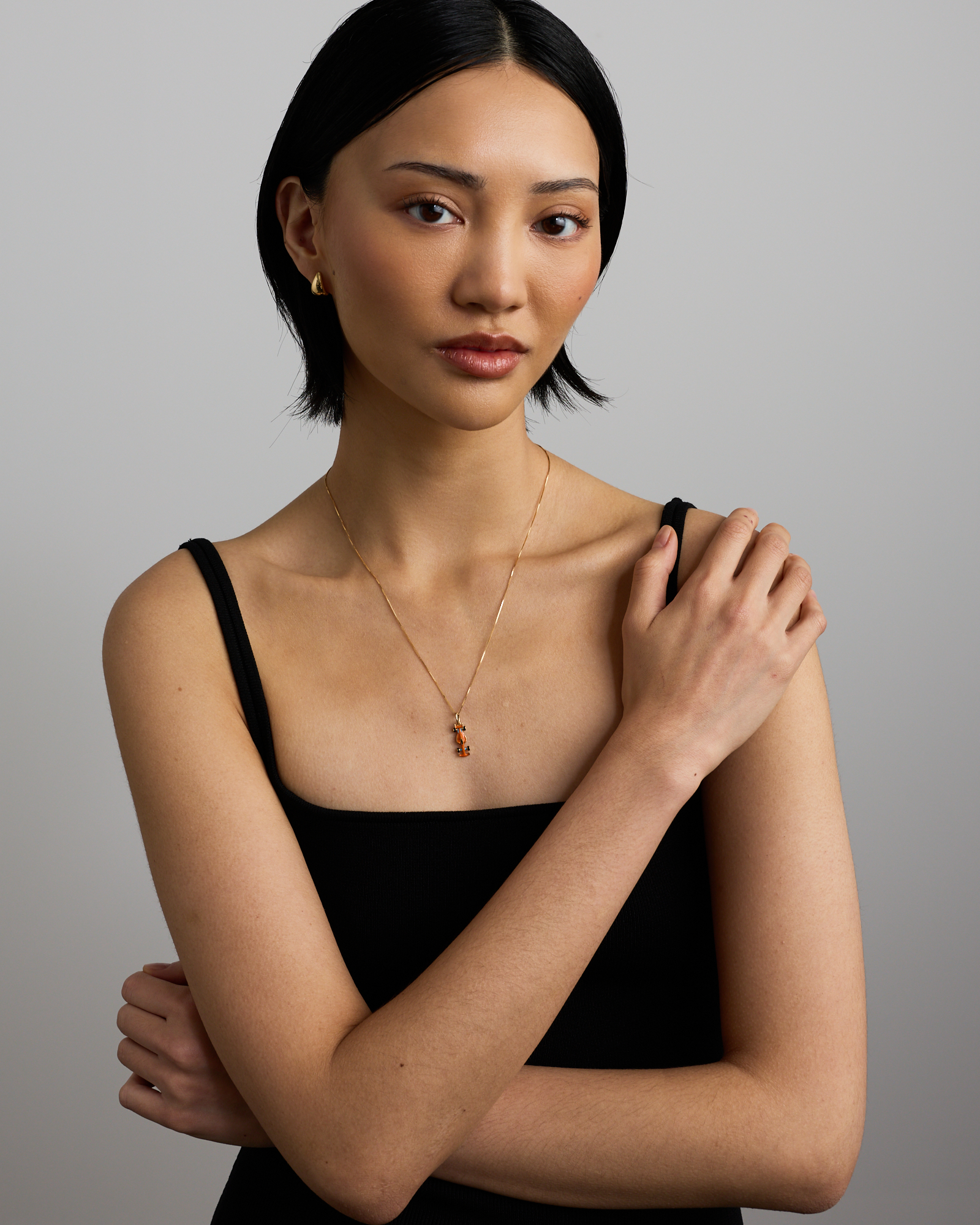 Pendentif voiture de course orange en argent sterling avec bélière en or jaune 10 kt