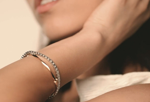 @alishayi modelling yellow gold and diamond bracelets